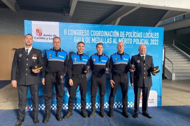 Los nuevos agentes de la Policía Local han recibido el diploma tras superar sus practicas 