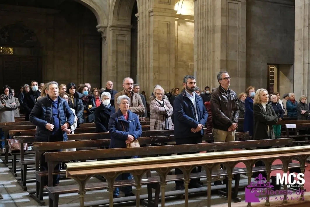 La iglesia de la Clerecía acogía la eucaristia homenaje al sacerdote peñarandino Pepe Ramos