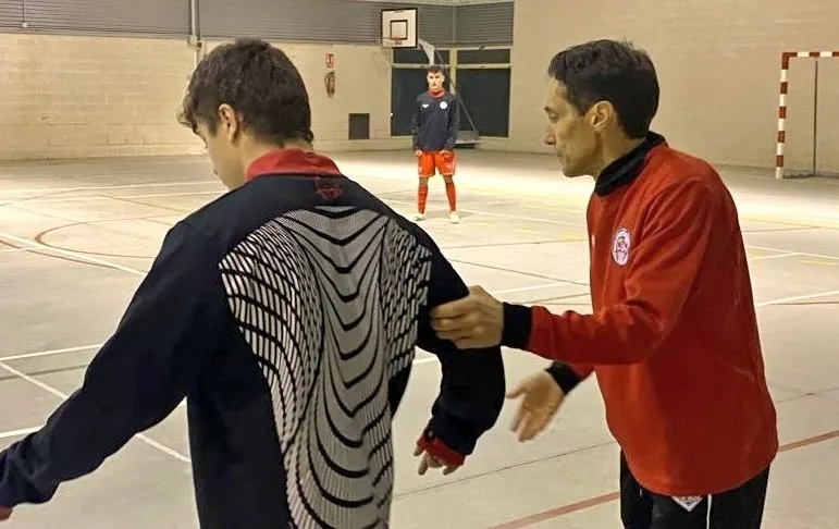Foto 2 - &Aacute;lvaro P&eacute;rez Ortega se enfunda por 1&ordf; vez la camiseta de la Selecci&oacute;n de Castilla y Le&oacute;n