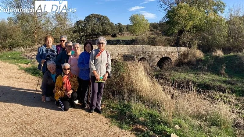 El grupo de Hinojosa de Duero delante del puente romano