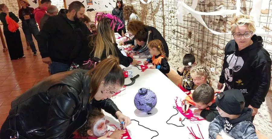 Foto 11 - Medio centenar de ni&ntilde;os se introduce en Sancti-Sp&iacute;ritus en el &lsquo;pasadizo del terror&rsquo;