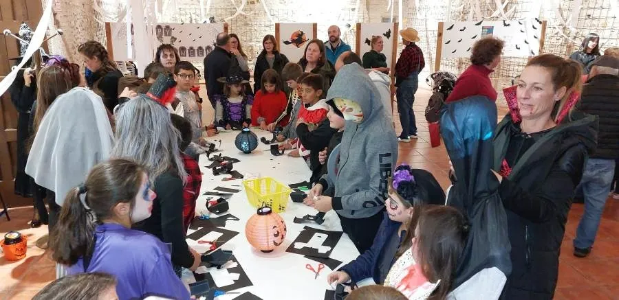 Foto 10 - Medio centenar de ni&ntilde;os se introduce en Sancti-Sp&iacute;ritus en el &lsquo;pasadizo del terror&rsquo;
