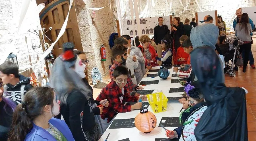 Foto 9 - Medio centenar de ni&ntilde;os se introduce en Sancti-Sp&iacute;ritus en el &lsquo;pasadizo del terror&rsquo;