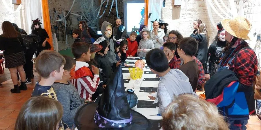 Foto 8 - Medio centenar de ni&ntilde;os se introduce en Sancti-Sp&iacute;ritus en el &lsquo;pasadizo del terror&rsquo;