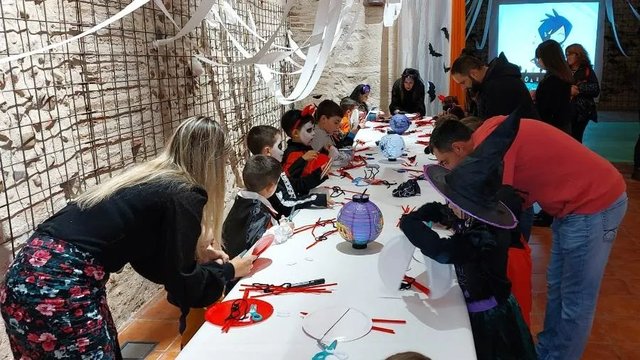 Foto 7 - Medio centenar de ni&ntilde;os se introduce en Sancti-Sp&iacute;ritus en el &lsquo;pasadizo del terror&rsquo;