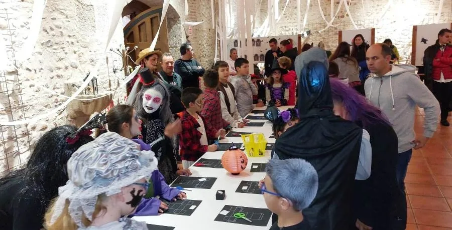 Foto 6 - Medio centenar de ni&ntilde;os se introduce en Sancti-Sp&iacute;ritus en el &lsquo;pasadizo del terror&rsquo;