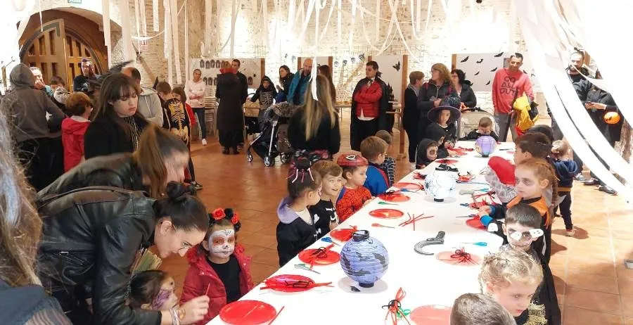 Foto 5 - Medio centenar de ni&ntilde;os se introduce en Sancti-Sp&iacute;ritus en el &lsquo;pasadizo del terror&rsquo;