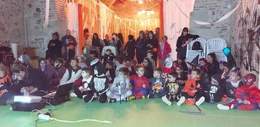 Foto 4 - Medio centenar de ni&ntilde;os se introduce en Sancti-Sp&iacute;ritus en el &lsquo;pasadizo del terror&rsquo;