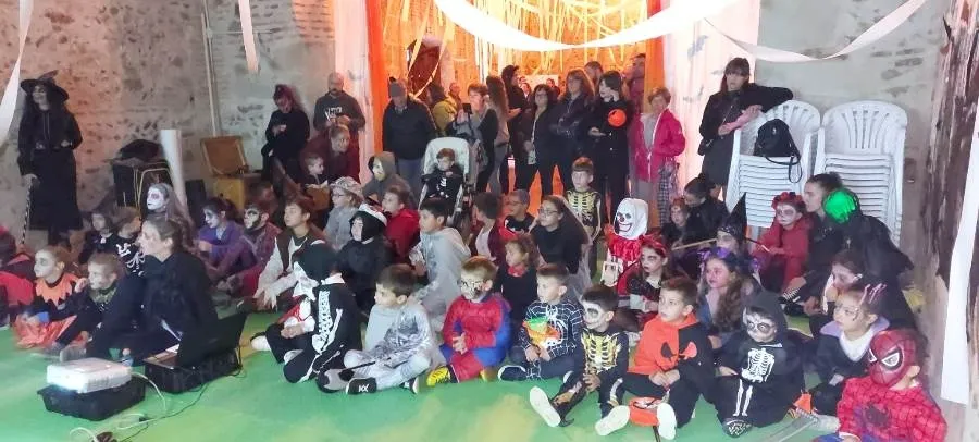 Foto 3 - Medio centenar de ni&ntilde;os se introduce en Sancti-Sp&iacute;ritus en el &lsquo;pasadizo del terror&rsquo;
