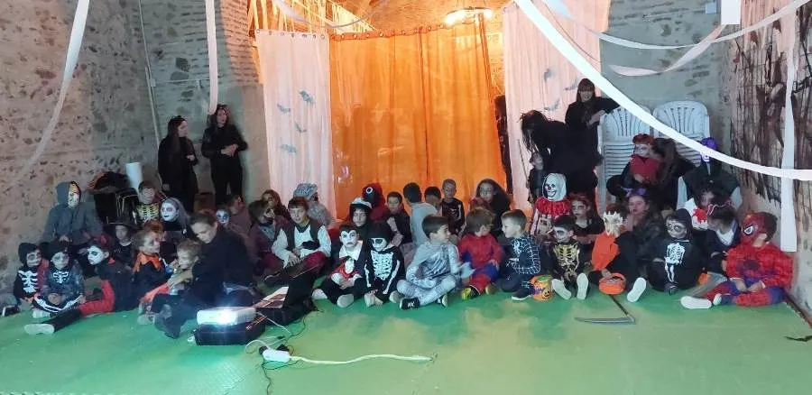 Foto 2 - Medio centenar de ni&ntilde;os se introduce en Sancti-Sp&iacute;ritus en el &lsquo;pasadizo del terror&rsquo;