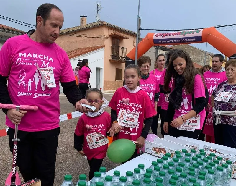 Foto 3 - M&aacute;s de 300 personas marchan contra el c&aacute;ncer en Sancti-Sp&iacute;ritus