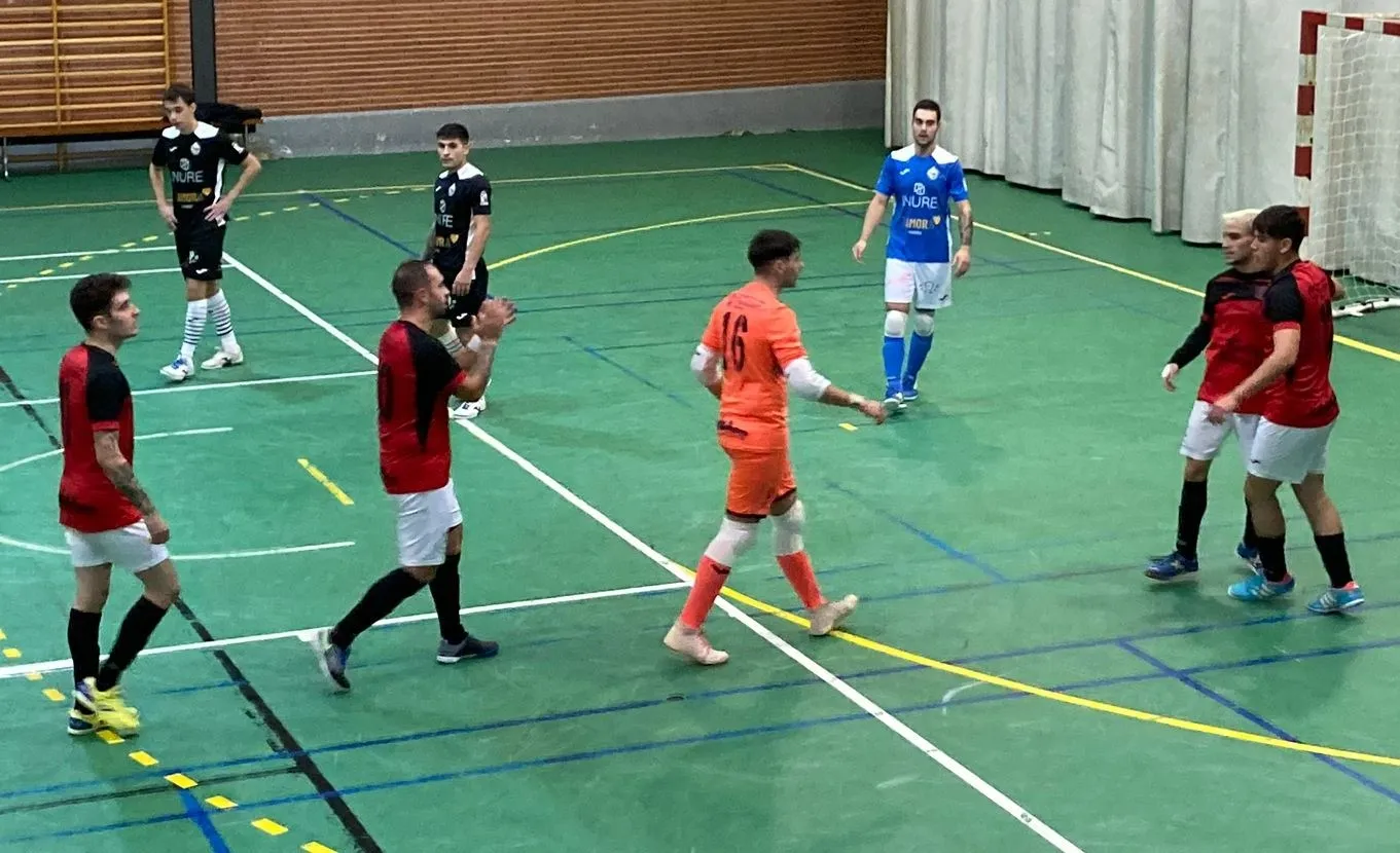 Foto 10 - El III Senior extiende su racha teniendo paciencia ante River Zamora