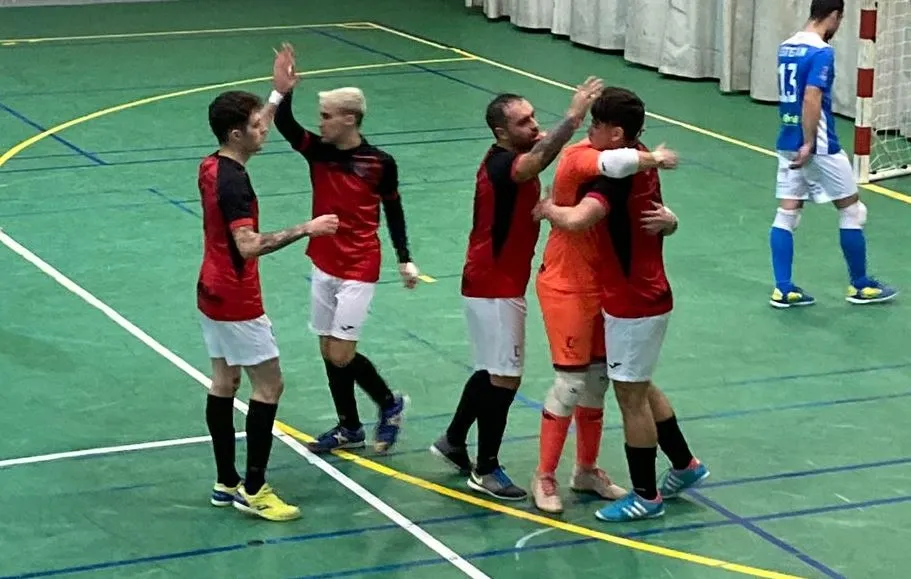 Foto 7 - El III Senior extiende su racha teniendo paciencia ante River Zamora