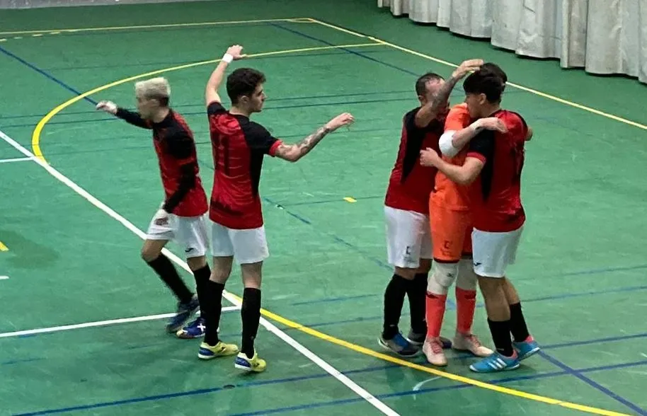 Foto 6 - El III Senior extiende su racha teniendo paciencia ante River Zamora