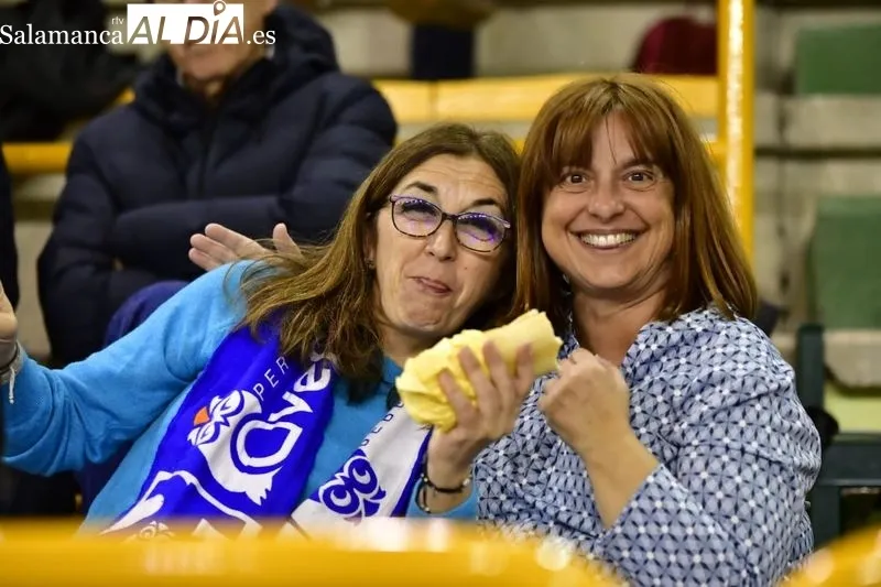 La afición del Perfumerías Avenida no falta a la cita europea. 