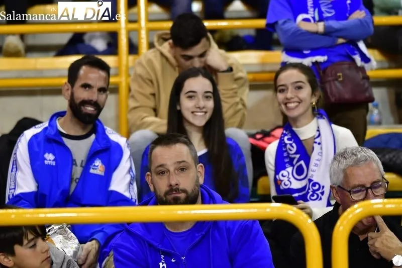 La afición del Perfumerías Avenida no falta a la cita europea. 