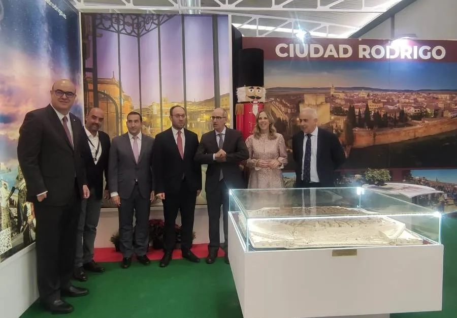 Foto 2 - Mir&oacute;briga promociona &lsquo;C&aacute;sate en Ciudad Rodrigo&rsquo; en sus primeras horas en INTUR
