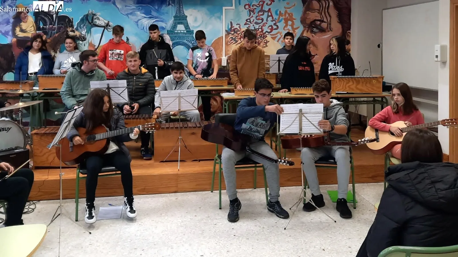Actuación de alumnos de la ESO en el recital celebrado en el salón del instituto