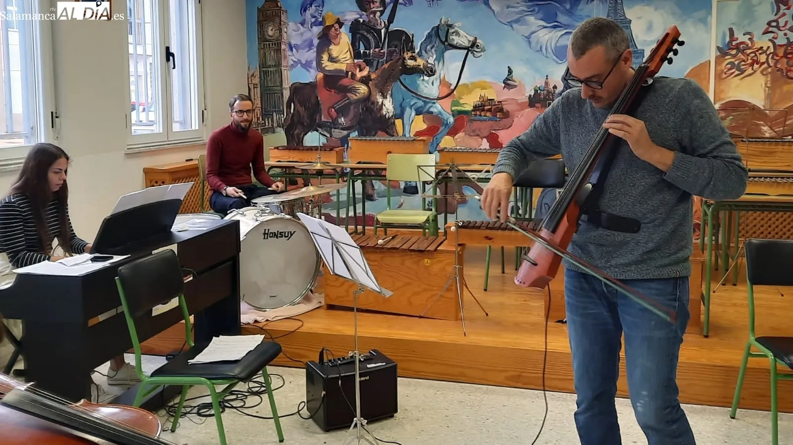 Actuación de alumnos de la ESO en el recital celebrado en el salón del instituto