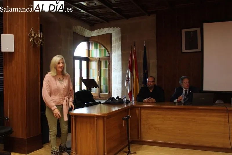 Foto 5 - Arsenio Garc&iacute;a Fuertes ofrece una conferencia sobre la Batalla de Alba de Tormes