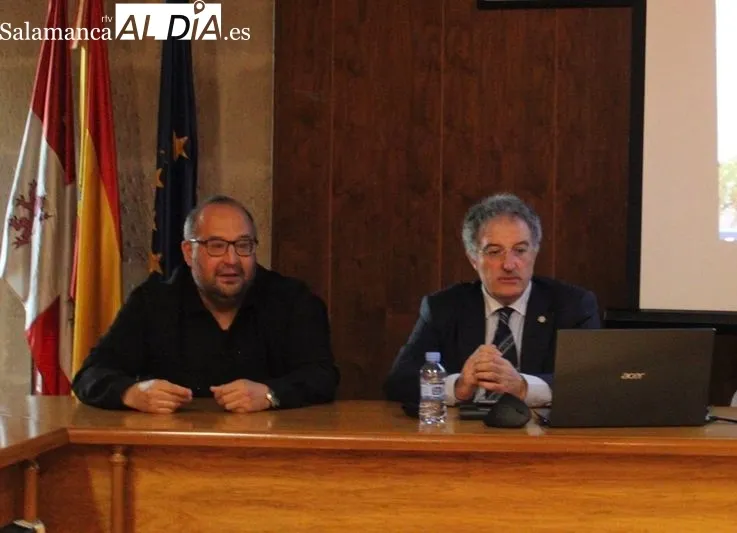 Foto 4 - Arsenio Garc&iacute;a Fuertes ofrece una conferencia sobre la Batalla de Alba de Tormes