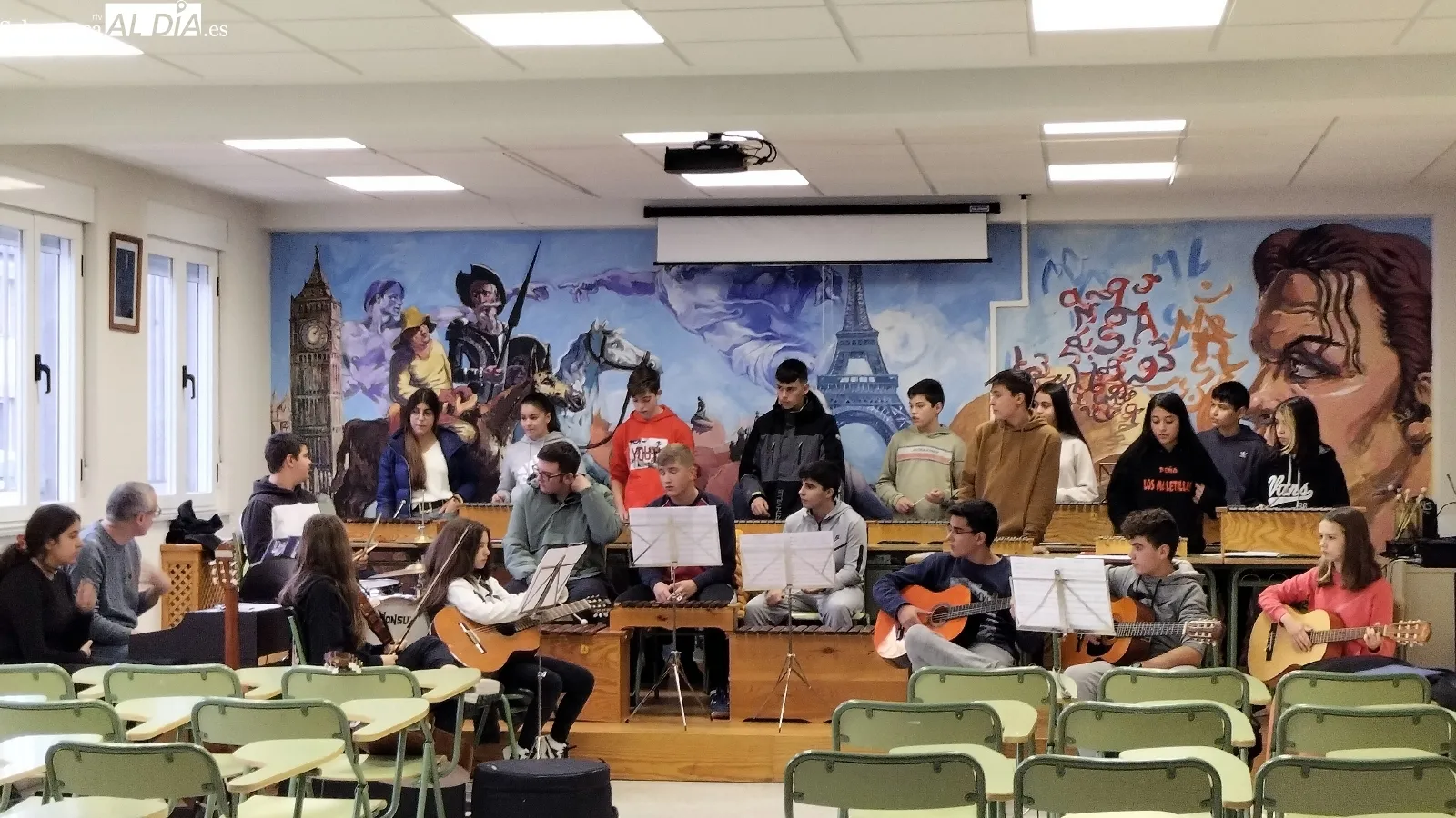 Actuación de alumnos de la ESO en el recital celebrado en el salón del instituto