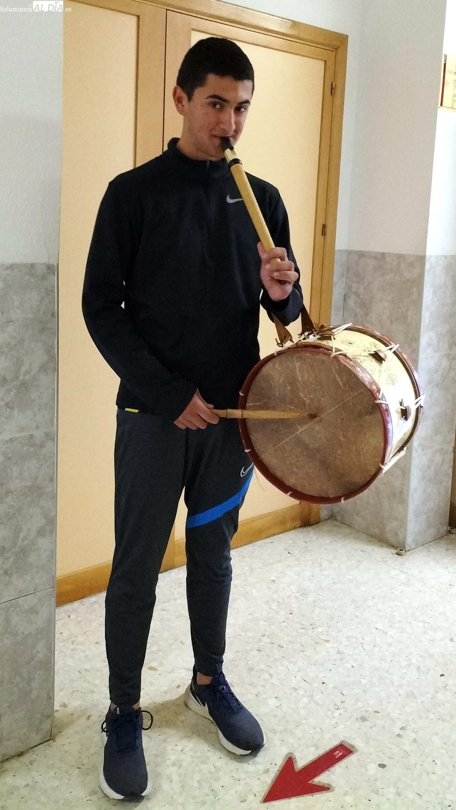 Actuación de alumnos de la ESO en el recital celebrado en el salón del instituto