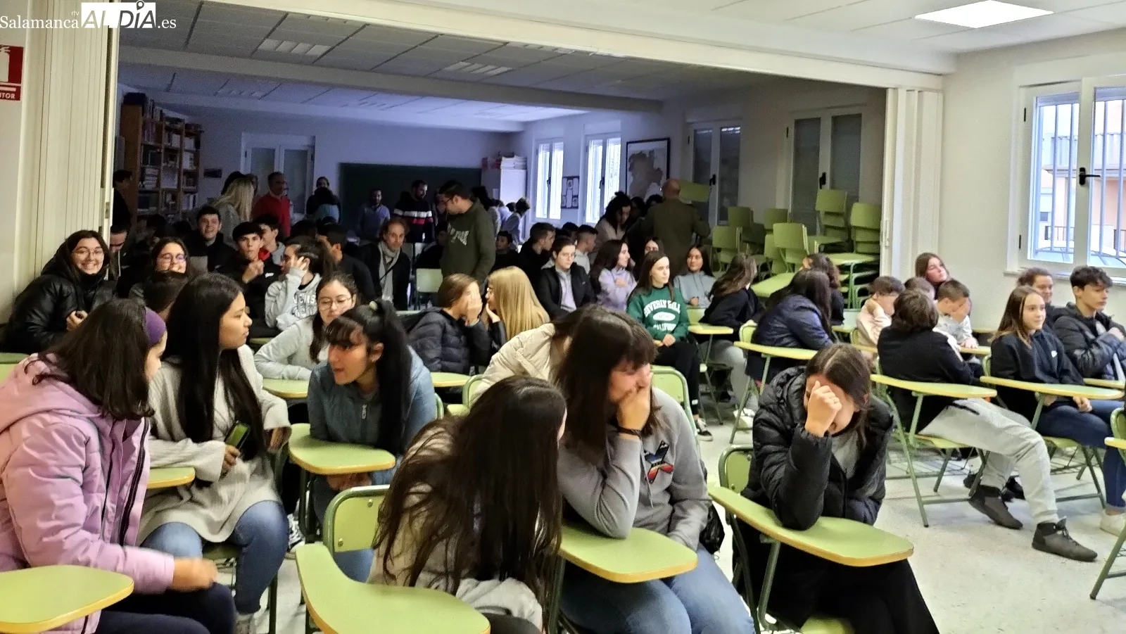 Actuación de alumnos de la ESO en el recital celebrado en el salón del instituto