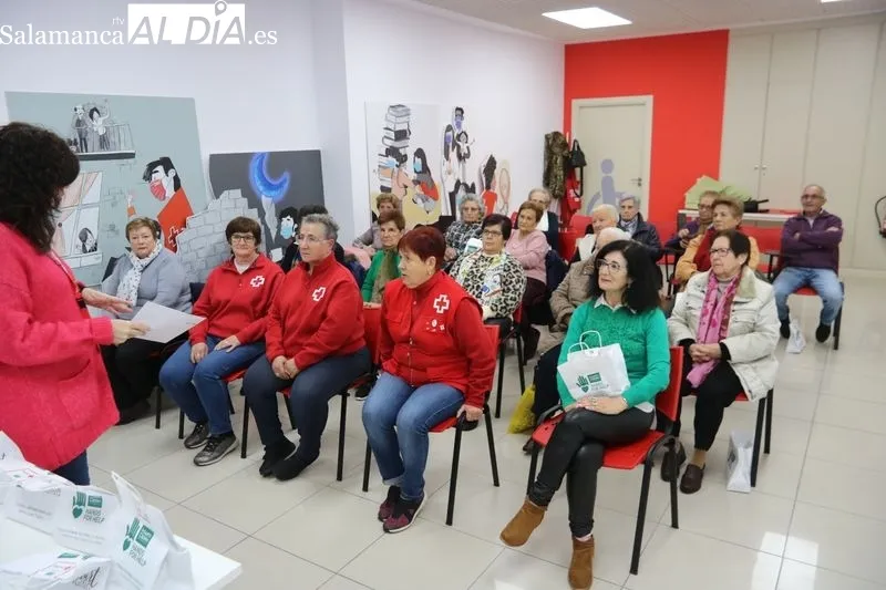 Charla sobre los cuidados de la piel organzaida por Cruz Roja de Vitigudino / CORRAL