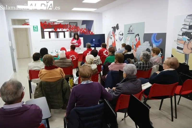 Charla sobre los cuidados de la piel organzaida por Cruz Roja de Vitigudino / CORRAL