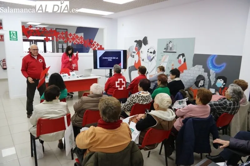 Charla sobre los cuidados de la piel organzaida por Cruz Roja de Vitigudino / CORRAL