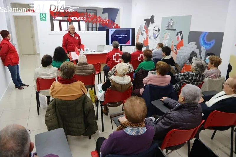 Charla sobre los cuidados de la piel organzaida por Cruz Roja de Vitigudino / CORRAL