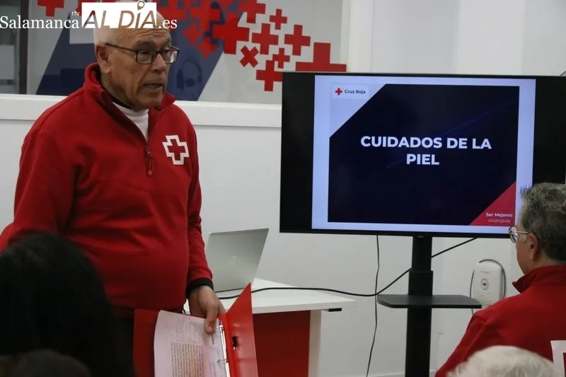 Charla sobre los cuidados de la piel organzaida por Cruz Roja de Vitigudino / CORRAL