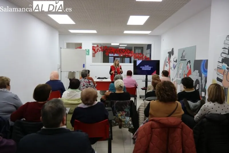 Taller emocional en la sede de Cruz Roja Vitigudino impartido por Trinidad Mateos / CORRAL