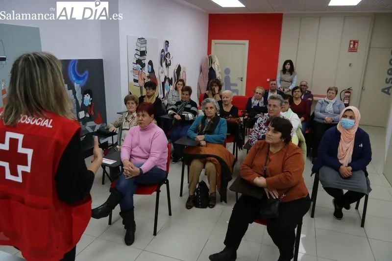 Taller emocional en la sede de Cruz Roja Vitigudino impartido por Trinidad Mateos / CORRAL