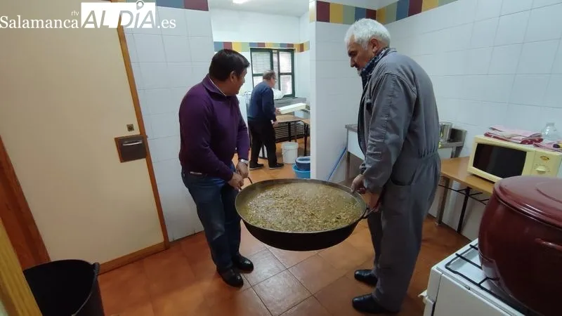 Comida de hermandad de la Asociación de Mayores de Cabeza de Framontanos / CORRAL
