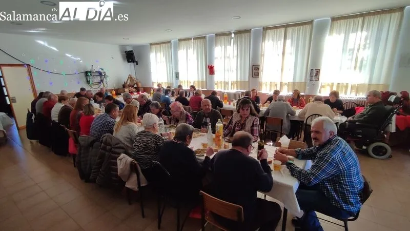Comida de hermandad de la Asociación de Mayores de Cabeza de Framontanos / CORRAL
