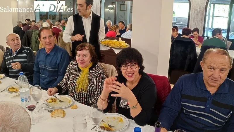 Comida de hermandad de la Asociación de Mayores 'San José' en el Restaurante El Quijote de Vitigudino