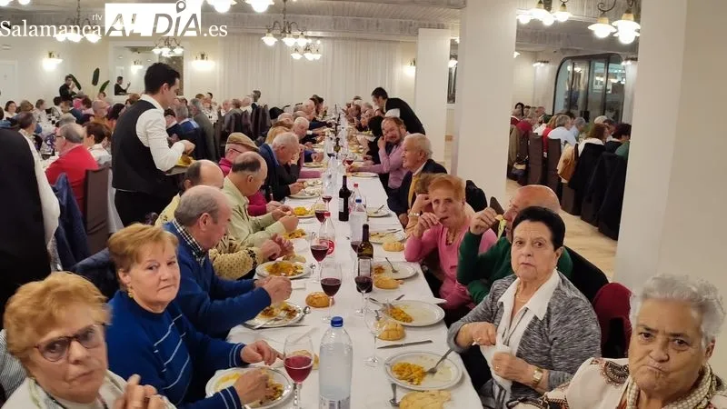 Comida de hermandad de la Asociación de Mayores 'San José' en el Restaurante El Quijote de Vitigudino