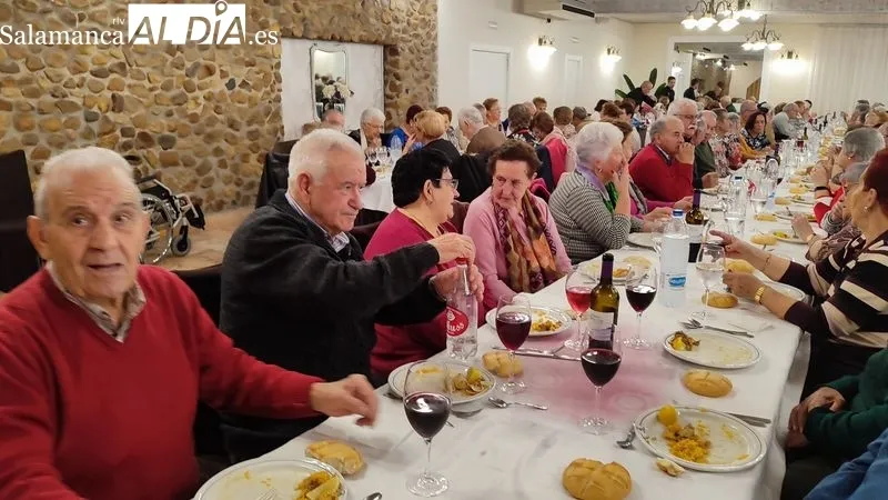 Comida de hermandad de la Asociación de Mayores 'San José' en el Restaurante El Quijote de Vitigudino