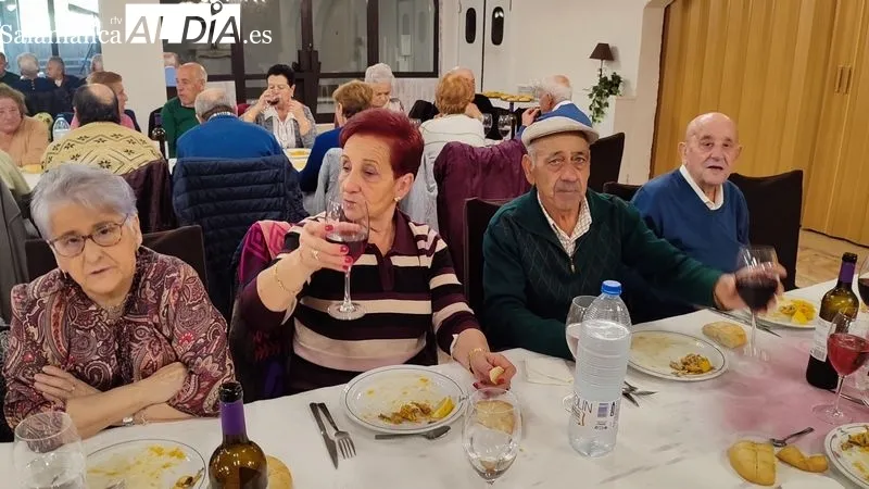 Comida de hermandad de la Asociación de Mayores 'San José' en el Restaurante El Quijote de Vitigudino