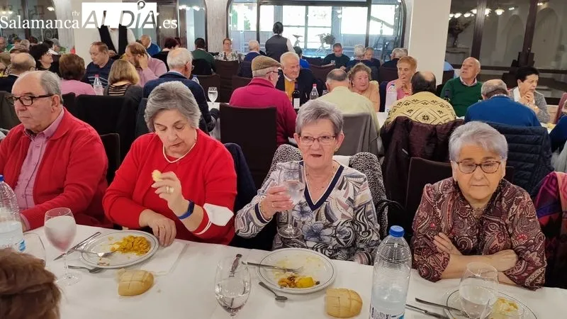 Comida de hermandad de la Asociación de Mayores 'San José' en el Restaurante El Quijote de Vitigudino