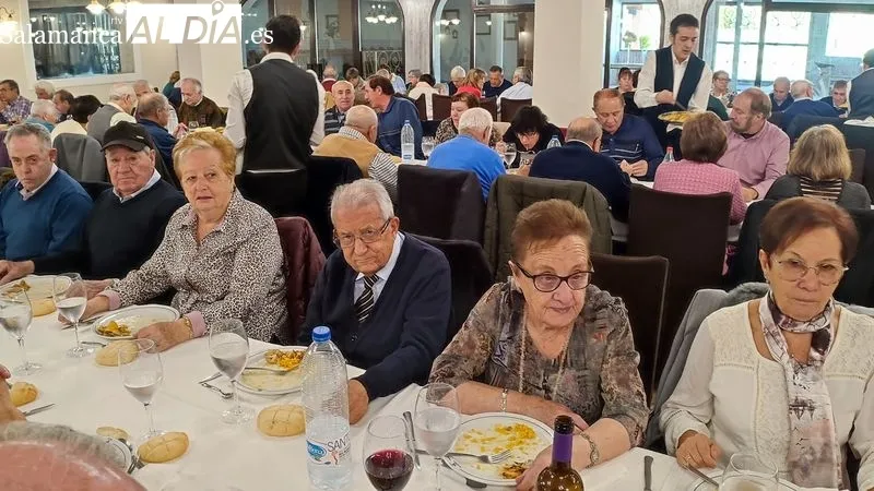 Comida de hermandad de la Asociación de Mayores 'San José' en el Restaurante El Quijote de Vitigudino