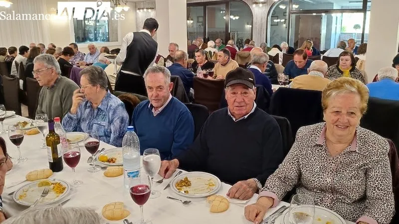 Comida de hermandad de la Asociación de Mayores 'San José' en el Restaurante El Quijote de Vitigudino
