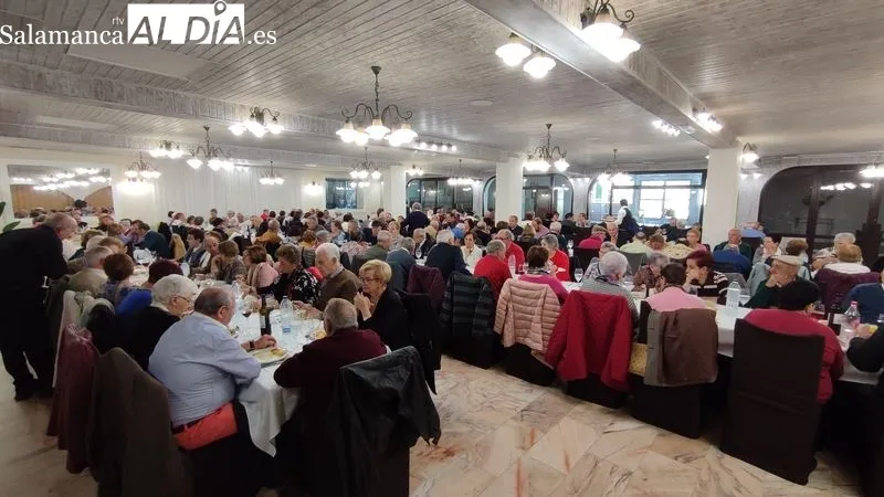 Comida de hermandad de la Asociación de Mayores 'San José' en el Restaurante El Quijote de Vitigudino
