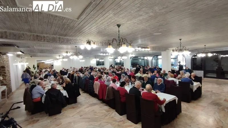 Comida de hermandad de la Asociación de Mayores 'San José' en el Restaurante El Quijote de Vitigudino