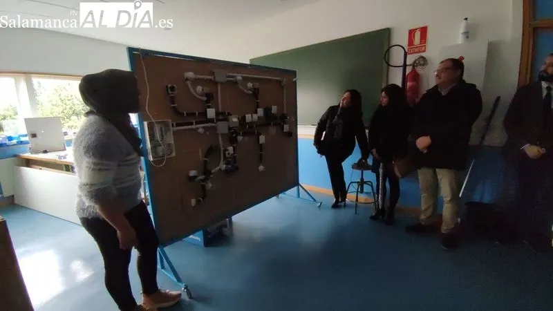 Tras el descubrimiento de la placa, cuatro alumnos guiaron a las autoridades por el centro / CORRAL