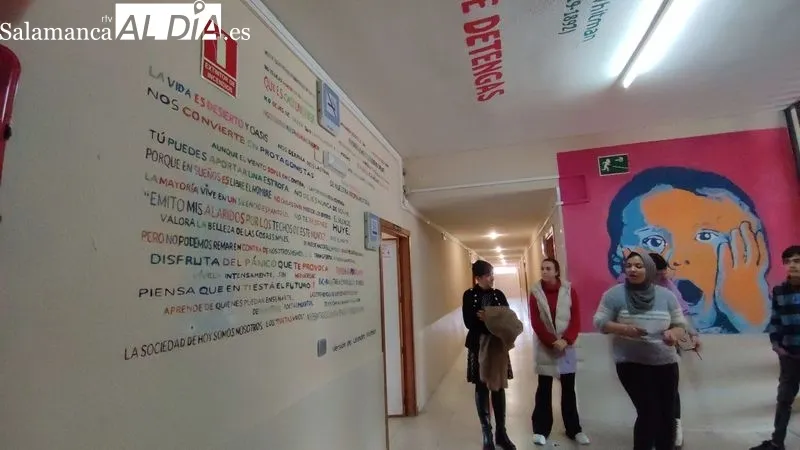 Tras el descubrimiento de la placa, cuatro alumnos guiaron a las autoridades por el centro / CORRAL