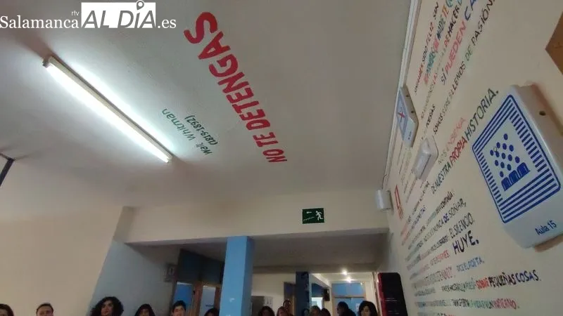 Tras el descubrimiento de la placa, cuatro alumnos guiaron a las autoridades por el centro / CORRAL