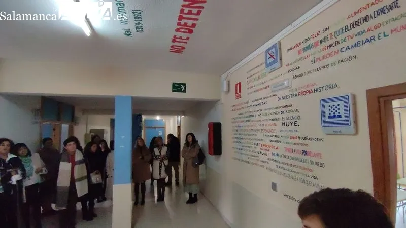 Tras el descubrimiento de la placa, cuatro alumnos guiaron a las autoridades por el centro / CORRAL